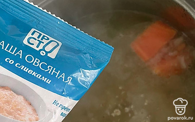 Добавьте две ложки овсянки и перемешайте.