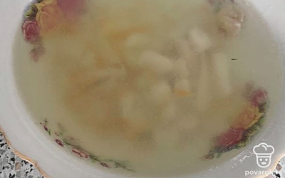 Перед подачей украсьте суп свежей зеленью.