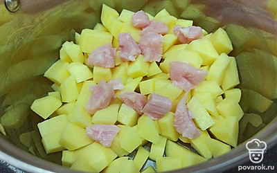 Картошку чистим и нарезаем на кусочки. Индейку шинкуем небольшими кусочками. Все выкладываем в кастрюлю и заливаем водой. Ставим на средний огонь, варим 20 минут. 