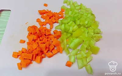 Далее нарезаем перец и морковь кубиками и добавляем в суп. Томим еще 10 минут, солим. 