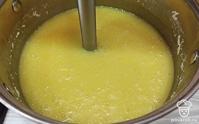 С помощью погружного блендера все пюрируем. 