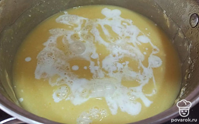 В конце вливаем в суп сливки и перемешиваем. Снимаем кастрюлю с плиты. 