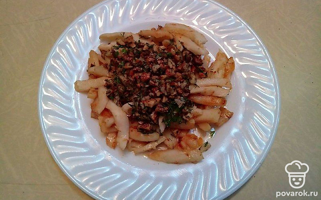 Душистая закуска из жареных кальмаров с чесноком и орехами — Рецепт с фото