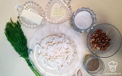 Кальмары разморозьте. Чеснок очистите и помойте. Укроп помойте и обсушите. Подготовьте все специи.