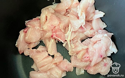 Промойте и нарежьте индейку тонкими кусочками.