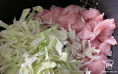 Вымойте и очистите овощи. Нашинкуйте капусту и добавьте к индейке.