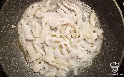 Кальмары опустите в кипяток, чрез пару секунд извлеките. Затем почистите от пленки и помойте. Нарежьте их на кусочки и отправьте в сковороду с растопленным сливочным маслом. Обжарьте на небольшом огне за 3 минуты и отставьте в сторону охлаждаться.