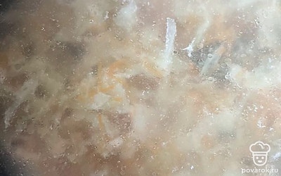 Налейте в кастрюлю 2 литра воды. Варите в мультиварке в течение часа.