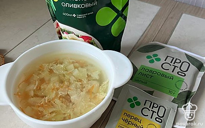 В готовые щи добавьте майонез. Посыпьте щи зеленью.