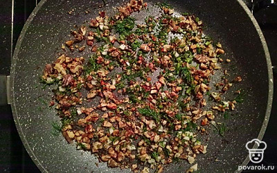 В другой сковороде с растительным маслом поджарьте измельченный чеснок и орехи – всего за 20 секунд. Добавьте к ним соль, перец, рубленую зелень укропа. Этим соусом заправьте кальмаров.