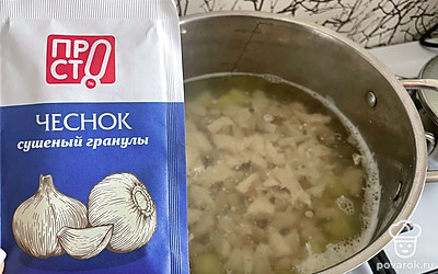 Мясо нарежьте небольшими кусками, верните в бульон, добавьте соль и чеснок.