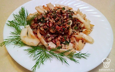 Подайте закуску в порционной чаше. Украсьте ее веточкой петрушки, долькой лимона. На гарнир подайте рис.