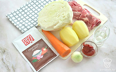 Промойте свинину и отправьте мясо в кастрюлю. Залейте мясо водой, доведите до кипения, снимите пену.