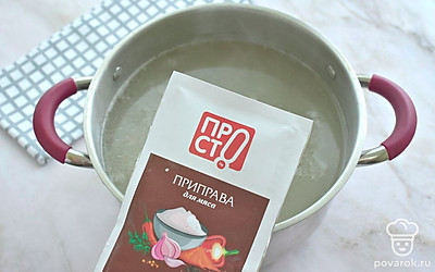 Варите свинину до готовности. Затем извлеките мясо из кастрюли. Получившийся бульон посолите, добавьте приправу для мяса. Когда свинина остынет, нарежьте ее и верните в кастрюлю. 