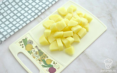 Почистите картошку, нарежьте кубиками, переложите в бульон.