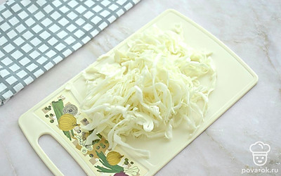 Следом отправьте в кастрюлю нашинкованную капусту. Варите картошку с капустой 20 минут.