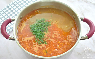 Добавьте картошку с капустой, варите 20 минут. Затем добавьте обжаренные овощи, варите еще 10 минут. В конце приготовления добавьте измельченную зелень. Перемешайте, выключите плиту. Щи готовы.