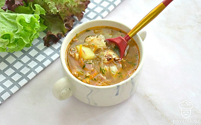 Вкусные домашние щи подавайте со свежим хлебом и сметаной. Приятного аппетита! 