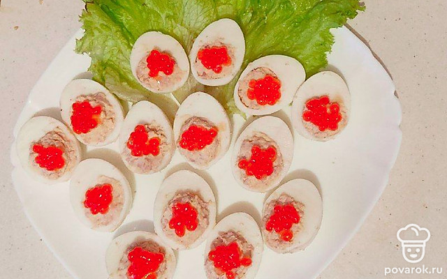 Нарядная закуска из яиц, фаршированных печенью трески — Рецепт с фото