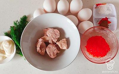 Сварите вкрутую яйца, охладите их и очистите от скорлупы. Откройте банку печени трески и икру. Помойте и обсушите зелень укропа и салатные листья.