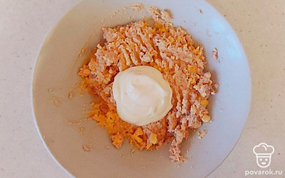 Яйца разрежьте вдоль на две части и аккуратно выньте желтки. Печень трески выложите в миску, добавьте к ней желтки и разомните вместе. Соль и перец добавьте по вкусу.