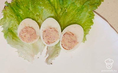 В полученную массу влейте ложку сока из банки с печенью. Добавьте майонез, размешайте до однородности. Нафаршируйте полученной смесью половинки яиц.