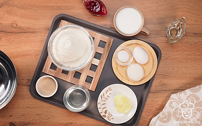 Подготовьте продукты. Заранее достаньте молоко и яйца из холодильника, чтобы к моменту готовки они были комнатной температуры.