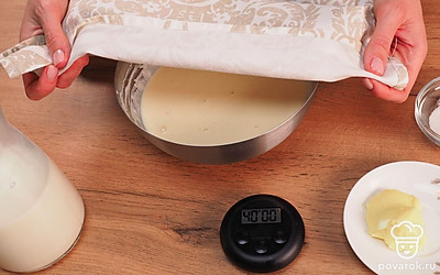 Приступайте к приготовлению дрожжевого теста. Вылейте молоко в глубокую миску, добавьте туда дрожжи и перемешайте. Оставьте смесь на 10-15 минут, пока на поверхности не появится тонкий слой пенки.