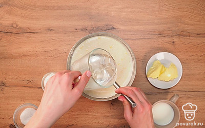 Добавьте в тесто кипяток, снова перемешайте. Влейте растительное масло и взбейте тесто.