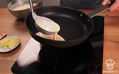 Начинайте печь блинчики. Растопите сковороду с растительным маслом. Влейте туда тесто, распределив его так, чтобы блинчик стал круглым. Выпекайте блины по минуте с каждой стороны.