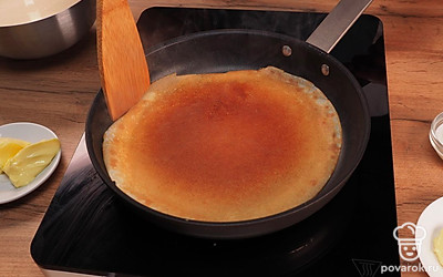 Когда все блинчики будут готовы, подайте их на стол выложенной стопочкой. По желанию каждый блин можно смазать сливочным маслом. Приятного аппетита!