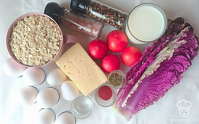 Промойте помидоры и нарежьте их тонко. Также нарежьте тонко сыр. Промойте листья пекинской капусты.