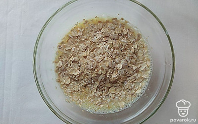 Готовьте по 1 блину. Смешайте в миске 2 яйца с солью и перцем, добавьте 2 ст.л. молока и взбейте. Затем добавьте 3 ст.л. овсяных хлопьев. Хорошо перемешайте и оставьте на 10 минут. Подготовьте сковороду и разогрейте ее.