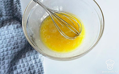 Яйца смешайте с сахаром и солью, взбейте миксером или венчиком до однородности.