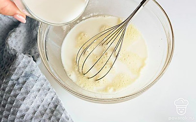 Добавьте небольшую часть молока (100-200 г) и тщательно перемешайте.