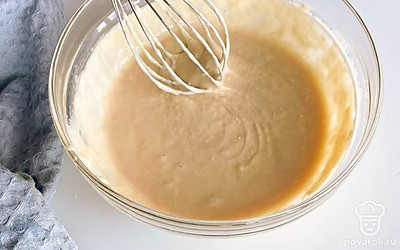 Добавьте муку и хорошо перемешайте тесто, оно получится достаточно густое. Важно следить, чтобы в нем не оставалось комочков.