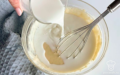 Добавьте оставшееся молоко и перемешайте тесто.