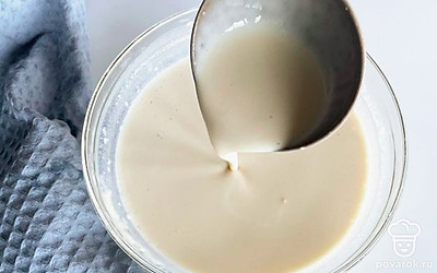 Добавьте растительное масло и перемешайте до объединения. Тесто получается довольно жидким.