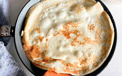 Обжарьте блинчики с двух сторон на хорошо разогретой сковороде. Лучше для этого использовать специальную блинную сковородку. При необходимости смазывайте ее поверхность небольшим количеством растительного масла.