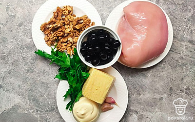 Очистите чеснок и орехи. Грудку и зелень промойте под проточной водой. Отварите филе.