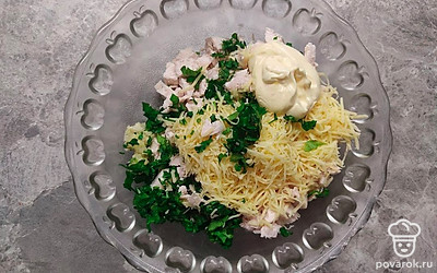 В емкость отправьте сыр,мясо,чеснок и зелень. Добавьте заправку и хорошо перемешайте. Из полученной массы мы сформируйте шарики. Затем шарики обваляйте в орехах.