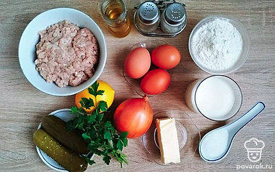 Растопите сливочное масло. Пропустите мясо через мясорубку. Лук очистите, половину пропустите через мясорубку. Вторую половину порежьте. Просейте муку. Молоко для соуса нагрейте. Зелень и огурцы мелко порубите.