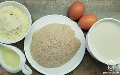 Отмерьте все необходимые продукты, просейте муку. Приготовьте миску и миксер для замешивания теста, а также небольшую сковороду с антипригарным покрытием.