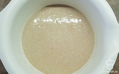 Разбейте в миску яйца, добавьте сахарный песок, соль и ванилин, и взбивайте около 2 минут до пышной светлой пены. Добавьте в миску половину молока, и тщательно размешайте. Затем добавьте кукурузную муку, перемешайте и добавьте гречневую муку, на небольшой скорости замешайте густое тесто. Тонкой струйкой влейте оставшееся молоко, не переставая перемешивать – должно получиться довольно жидкое тесто, свободно стекающее с венчика. В последнюю очередь добавьте в миску растительное масло и снова перемешайте до однородности.