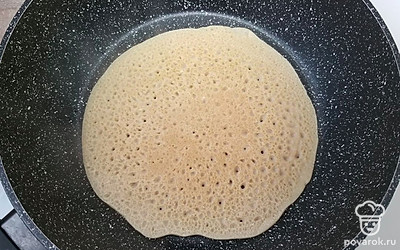 Разогрейте сковороду диаметром около 20 см, слегка смажьте растительным маслом перед выпеканием первого блина. При помощи половника или большой ложки налейте на сковороду немного жидкого теста и распределите его по дну сковороды, немного наклоняя ее в разные стороны. При необходимости добавьте еще немного теста, чтобы полностью покрыть дно сковороды. Выпекайте каждый блин до золотистого цвета, затем переверните лопаткой и поджарьте его с другой стороны около 1 минуты. Испеките все блины, складывая их стопкой на блюдо. Подавайте горячими.
