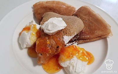 Блины подавайте на общем блюде, отдельно подайте различные добавки – сметану, густой йогурт, различные виды варенья и джема, шоколадную или арахисовую пасту. Блины хорошо запивать молоком или горячим чаем.