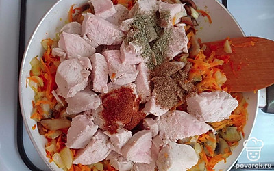 После того, как лук и морковь слегка поджарятся, добавьте кусочки мяса, 1 ½ ст.л. оливкового масла и специи. Немного прогрейте все вместе и снимите с огня.