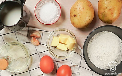 Подготовьте продукты для тонких картофельных блинов. Чеснок почистите, пропустите через пресс.