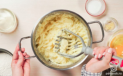 Приготовьте картофельное пюре. Отварите картофель в подсоленной кипящей воде минут 20 до готовности. Растолките в пюре, добавив сливочное масло.