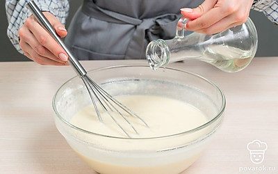 Приготовьте тонкие картофельные блины. Соедините в миске пюре, яйца, чеснок, соль и молоко. Добавьте муку и подсолнечное масло, тщательно перемешайте.